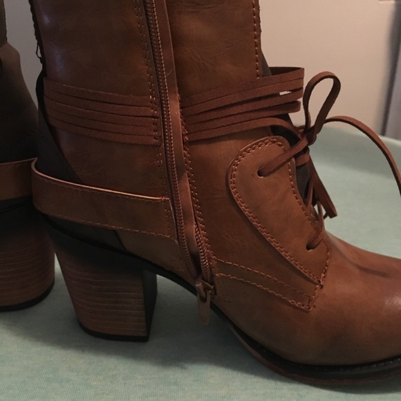 Booths - Picture 2 of 6